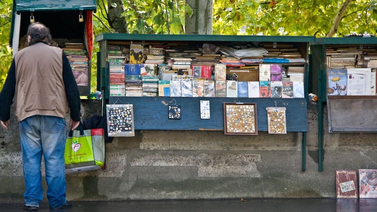 Prodejci knih na pařížských nábřežích se radují z návratu turistů